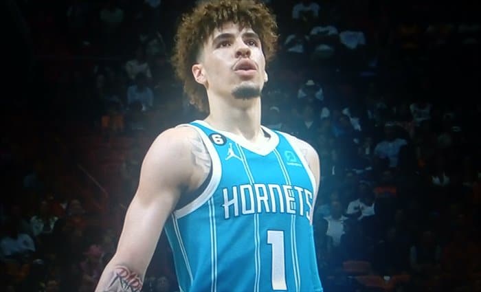LaMelo Ball debuta en la temporada perdiendo ante Miami Heat