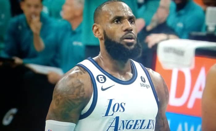 Regresa LeBron y los Lakers ganan su primer partido fuera de casa