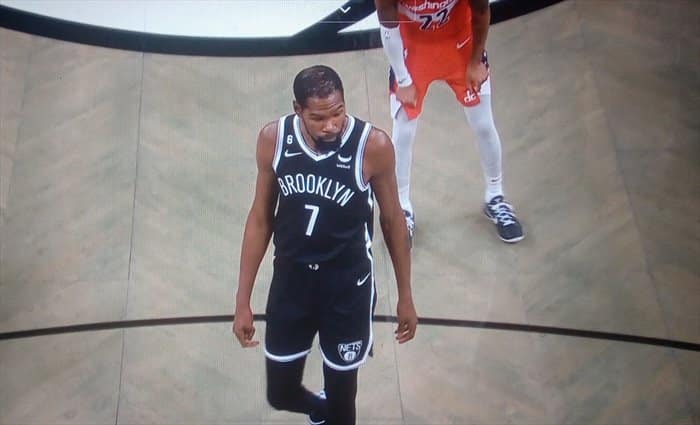 Durant y Antetokounmpo lideran los triunfos de Nets y Bucks