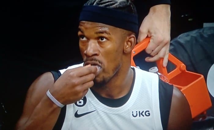 Miami Heat gana en Boston en el regreso de Jimmy Butler