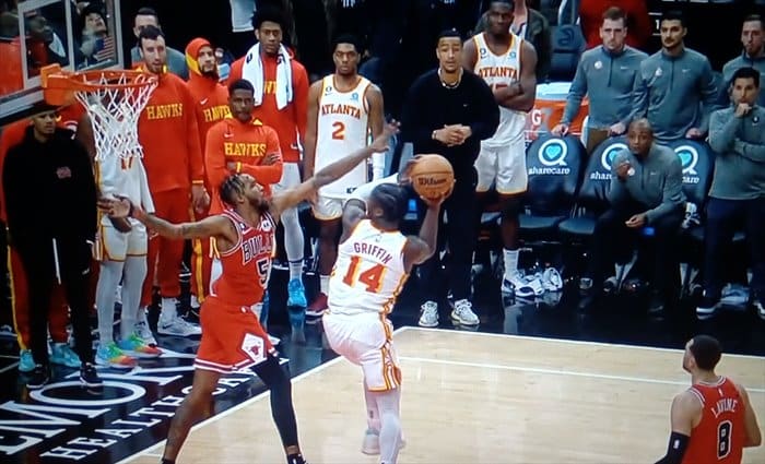 El novato Griffin la vuelve a liar: increíble canasta ganadora sobre la bocina