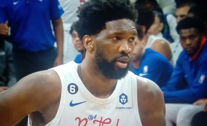 Embiid anota 53 puntos en la victoria de Sixers sobre Hornets