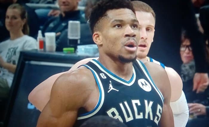 Milwaukee ahonda en la crisis galopante de Warriors lejos de casa