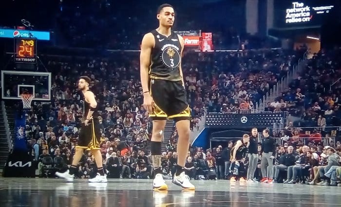 Victoria cómoda de Warriors ante Memphis con 32 puntos y expulsión de Poole