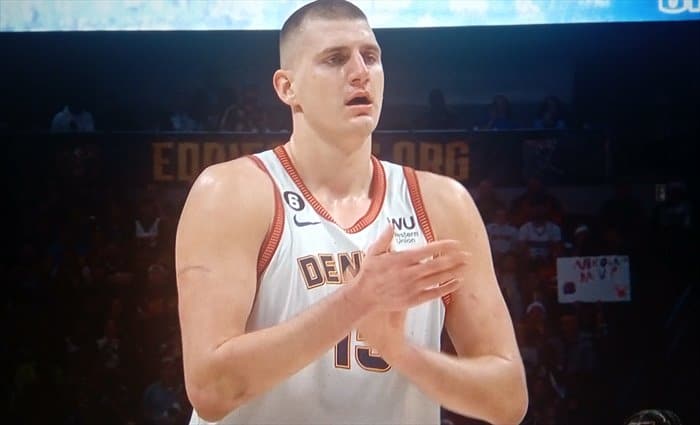 Brutal triple-doble de Jokic y recaída de Booker en el triunfo de Denver