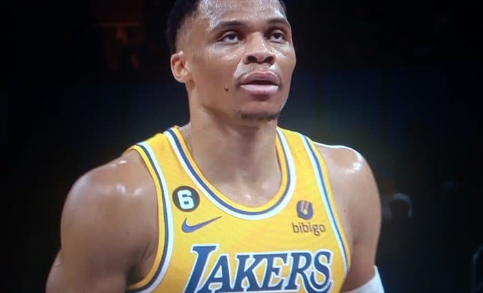 Lakers toma aire al ganar en Orlando con triple-doble de Westbrook
