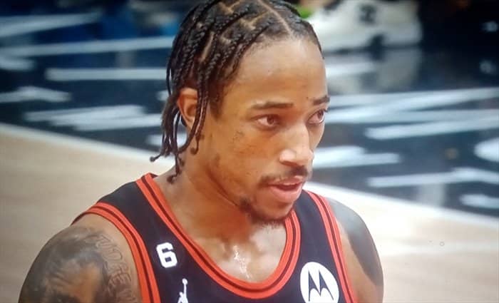 Chicago supera a Bucks tras un brutal duelo entre DeRozan y Antetokounmpo