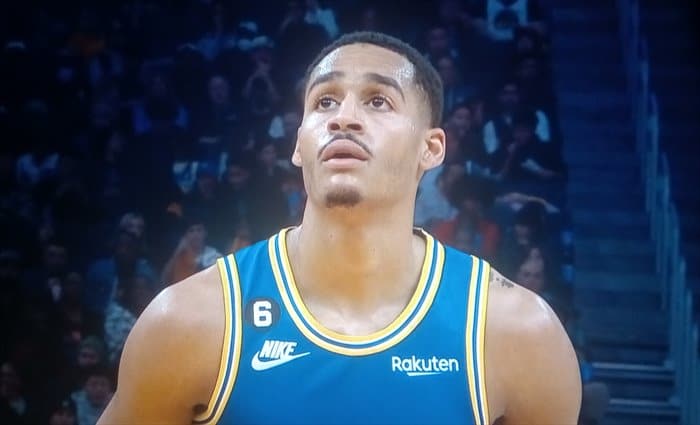 Warriors deja a Jazz en 13 puntos en el cuarto final para ganar 112-107