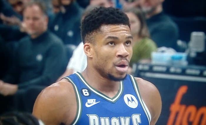 Milwaukee gana con Antetokounmpo emulando a Chamberlain y Baylor