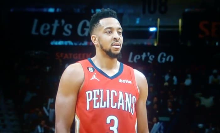Pelicans vence a Sixers con 11 triples de récord para C.J. McCollum