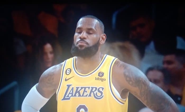 LeBron homenajea a Martin Luther King anotando 48 puntos