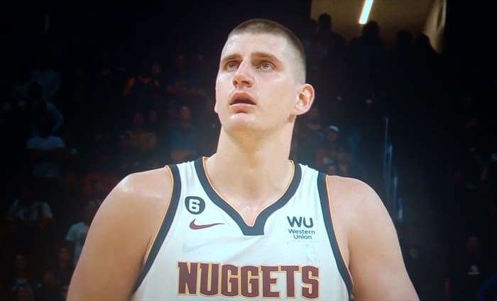 Denver domina a Boston con triple-doble de Jokic y parón de 35 minutos