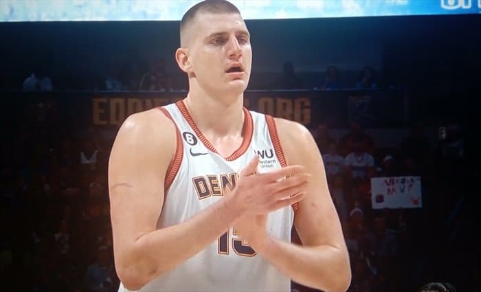 Denver se pasea ante unos Suns inofensivos plagados de bajas