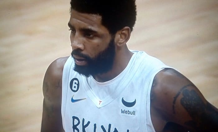 Kyrie Irving hace magia en el cuarto final en el duelo neoyorquino