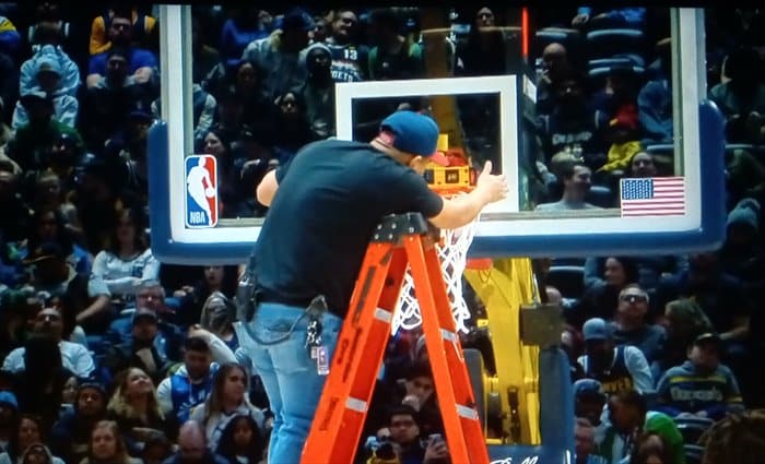 Un largo parón por un aro desnivelado enfría el Nuggets-Celtics