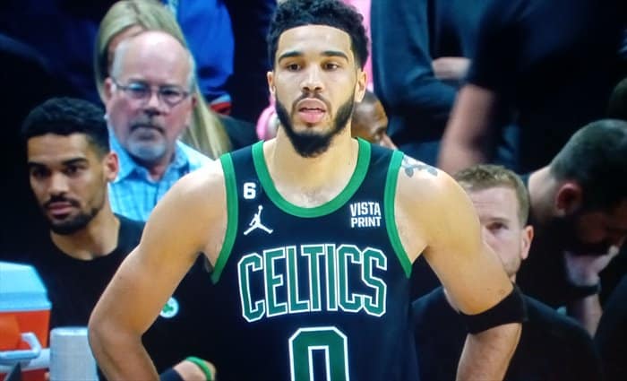 Boston sufre para ganar a unos Spurs sin Keldon Johnson, Vassell y Poeltl