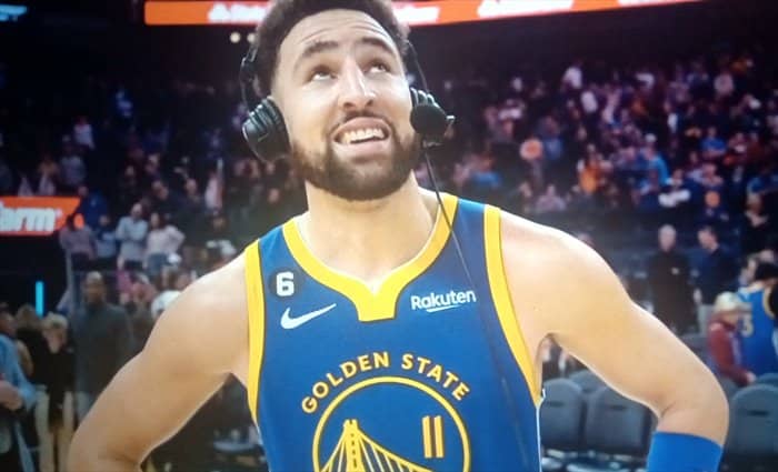 Klay Thompson anota 54 y Kevon Looney decide sobre la bocina
