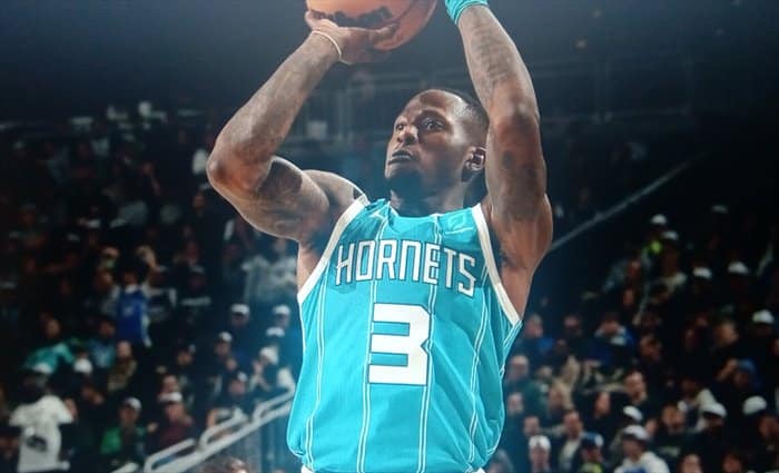 Descalabro total de Bucks ante unos Hornets de récord guiados por Rozier