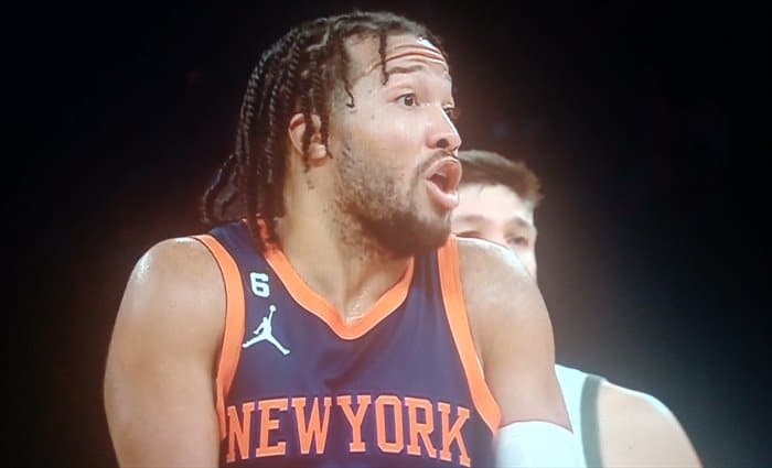 Milwaukee Bucks sobrevive a los 44 puntos de Jalen Brunson