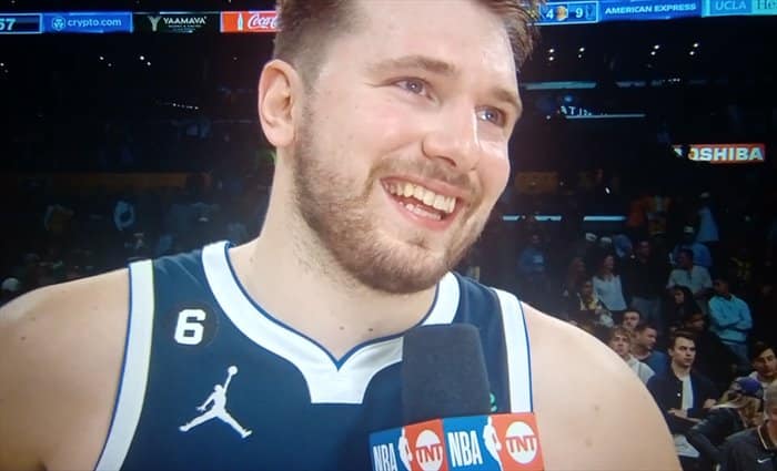 Dallas gana a Lakers tras 2 prórrogas con triple-doble de Doncic