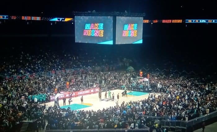 Warriors apabulla a los Spurs ante 68.323 espectadores