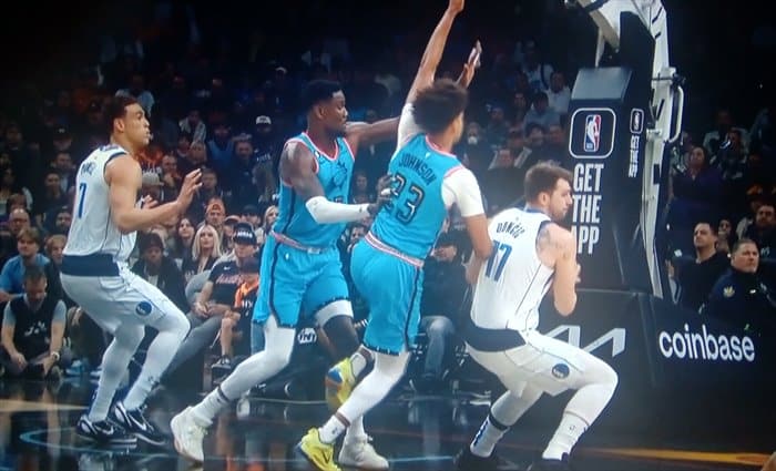 Doncic se lesiona a los 3 minutos pero Dallas vence en Phoenix