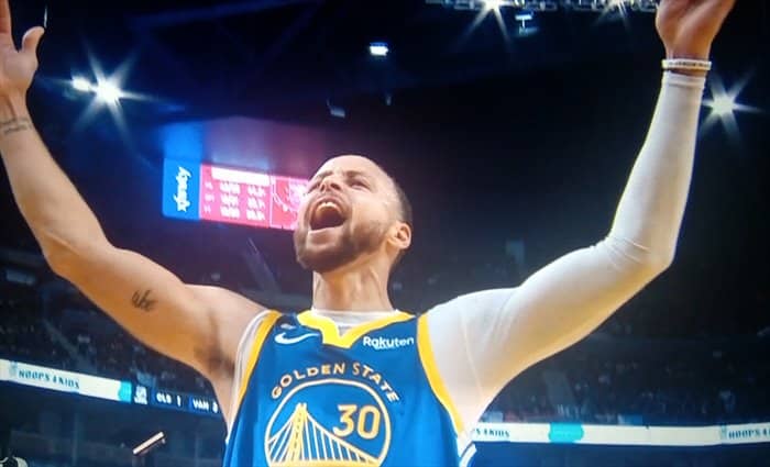 Warriors doblega a Raptors de la mano de los Splash Brothers