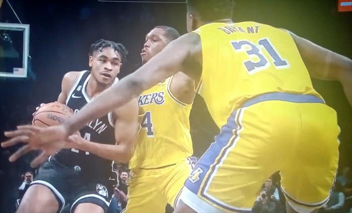 Brooklyn se impone a Lakers en un partido mutilado por las bajas
