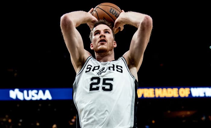 Spurs estaría pidiendo dos primeras rondas de draft por Poeltl