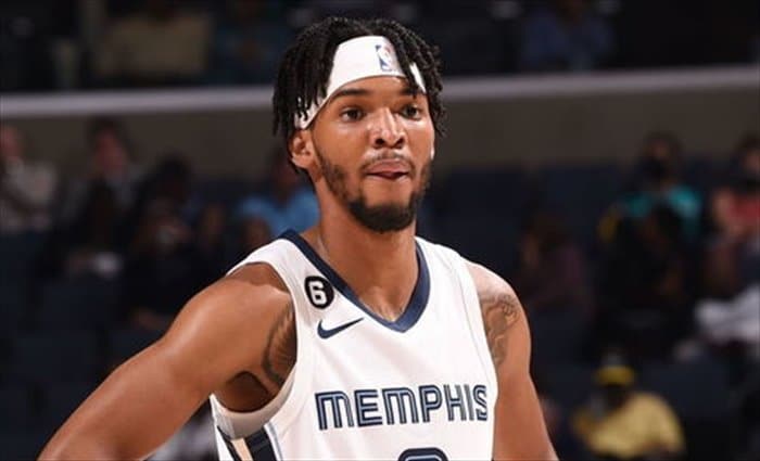 Ziaire Williams mete un triple desde su canasta