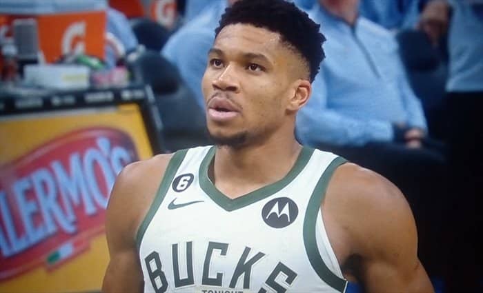 Bucks dobla victoria en L.A. para sumar 10 seguidas y acechar a Boston