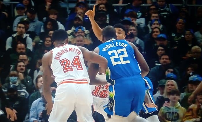 Milwaukee vence a Miami con triple-doble de Anteto y el mejor Middleton