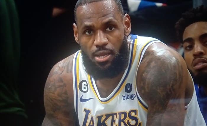 LeBron regresa como suplente y los Lakers pierden en casa ante Chicago