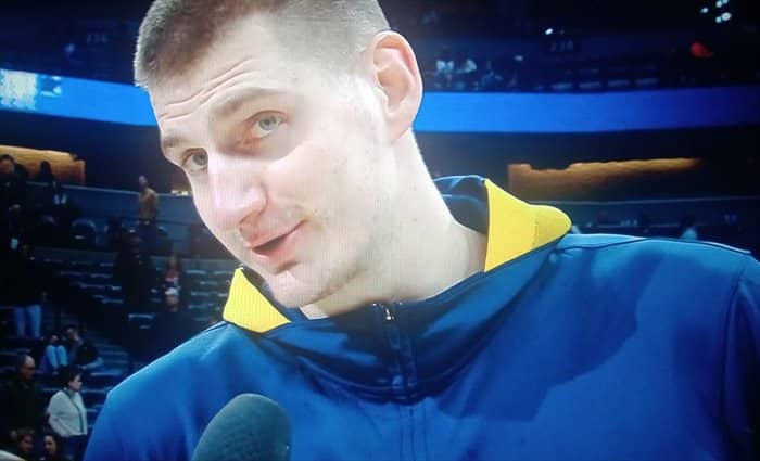 Denver gana a Sixers con triple-doble de Jokic en un partido descafeinado