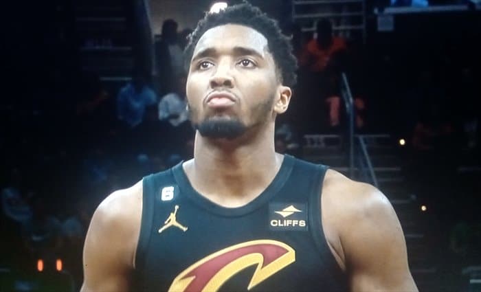 Cleveland se impone en la prórroga a Boston con 40 puntos de Mitchell