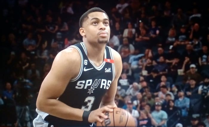 Spurs sorprende a Denver y por primera vez el triple-doble de Jokic no sirve