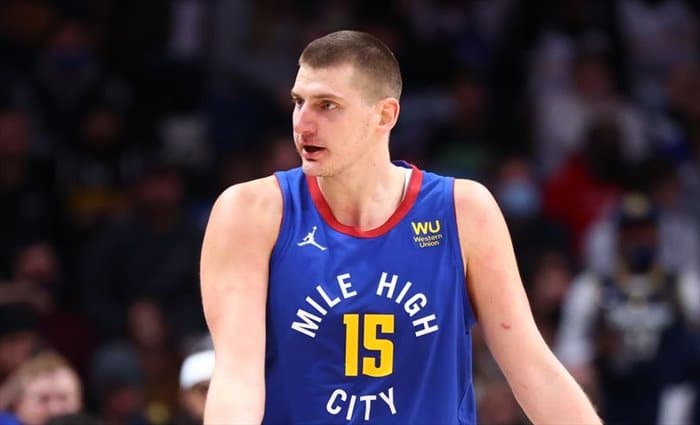Denver da un revolcón a Milwaukee en el duelo entre líderes de conferencia