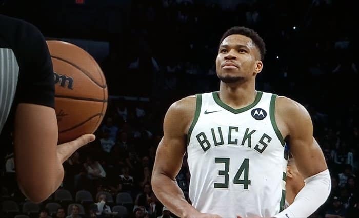 Milwaukee sufre para ganar a Spurs en un gran duelo entre Anteto y Wemby