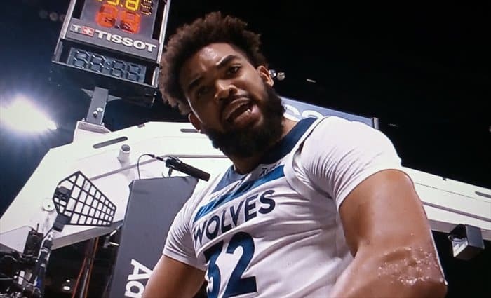 Paseo militar de Minnesota en Orlando con Towns al frente del equipo
