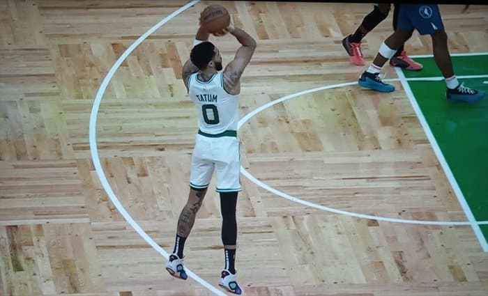 Boston sobrevive al duelo entre líderes de conferencias con 45 de Tatum