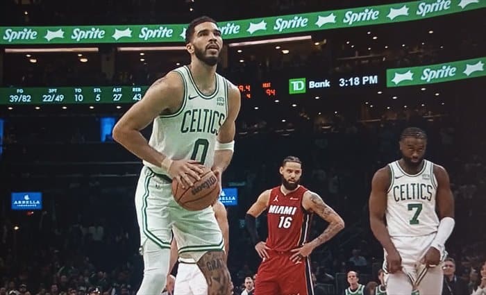 Boston pasa por encima de Miami con triple-doble de Tatum