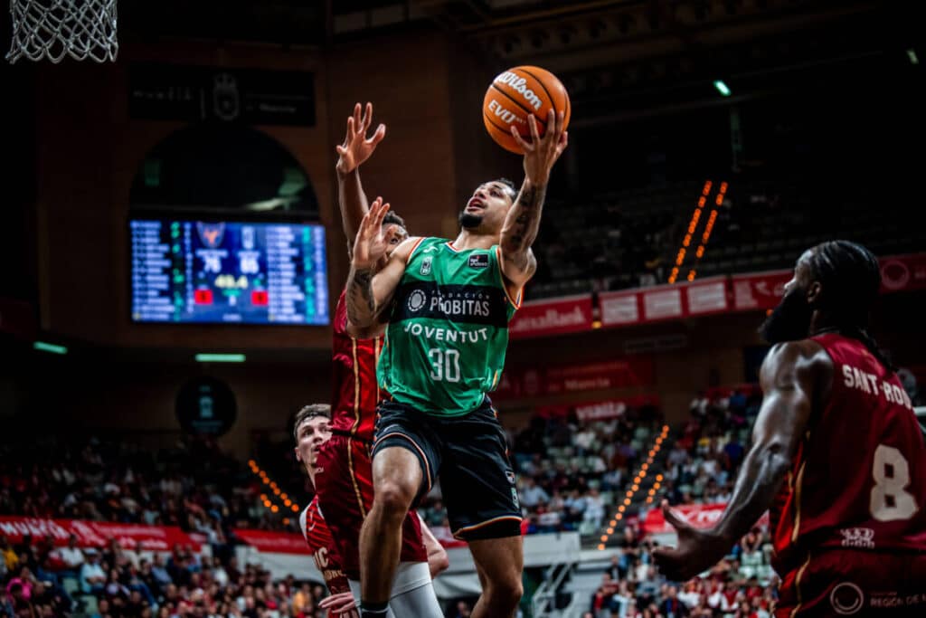 ¿Cómo está la batalla por los Playoffs en Liga ACB 2025? 1 1746895282 Kassius Robertson 1200x800 1