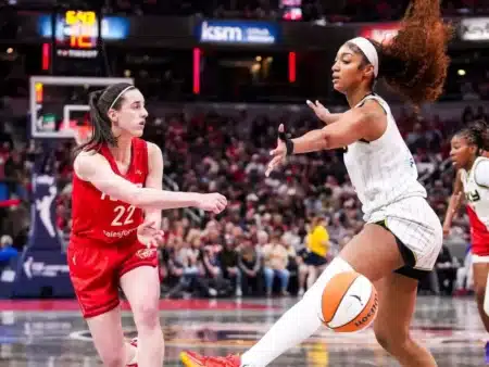 Caitlin Clark apoya a Reese y condena los insultos racistas