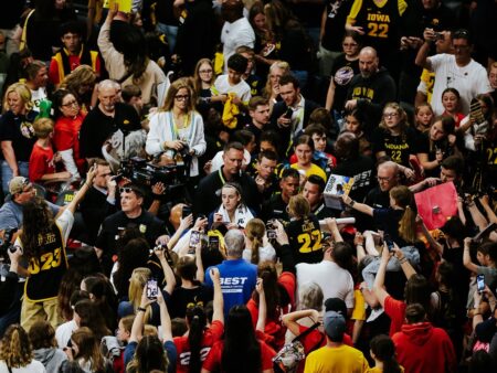 El Regreso de Caitlin Clark a Iowa: Un Hito en Ventas y Popularidad