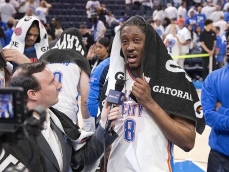 Jalen Williams es multado por la NBA debido al uso de una camiseta obscena