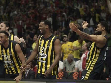 Final Four Euroliga 2025: Fenerbahce da la sorpresa y vence 82-76 a Panathinaikos