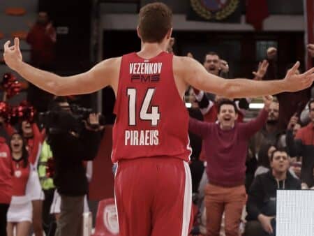 Sasha Vezenkov recibe la distinción al MVP de los Playoffs en Euroliga