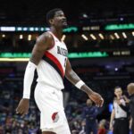 DeAndre Ayton acuerda un Buyout con Portland y suena para los Lakers. Créditos a Tyler Kaufman/Getty Images