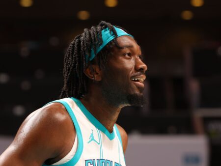 Traspasos NBA: Mark Williams cambia Charlotte por Phoenix