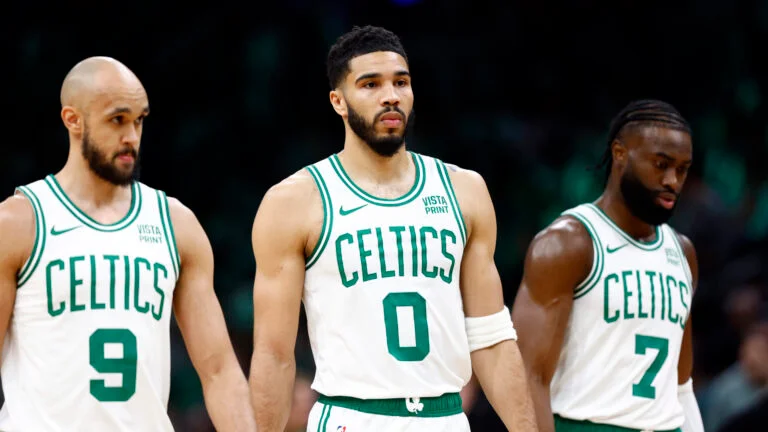 Boston Celtics revoluciona el mercado: Nuevos rumores de traspasos tras Jrue y Porzingis 1 Boston Celtics sigue moviéndose de cara a la próxima campaña. Créditos a Danielle Parhizkaran/Globe Staff